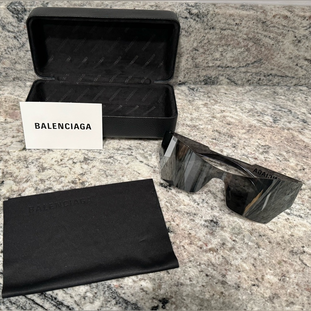 Balenciaga sunglasses with case and cleaning cloth. Like new